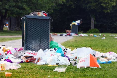 Cubo De La Basura Que Desborda En La Ciudad Los Compartimientos De Los