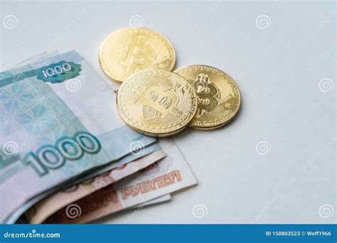 Bitcoin Z Oto I Rosyjski Rubel Bitcoin Moneta Na Tle Rosyjscy Ruble