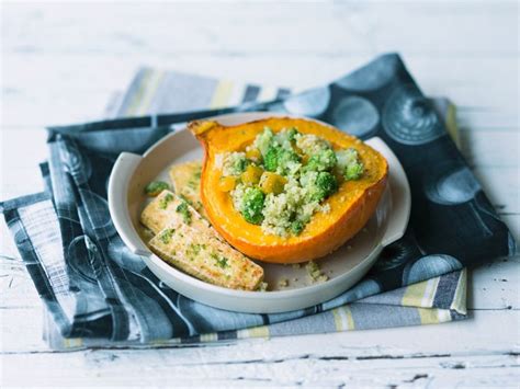 Gefüllter Kürbis mit Brokkoli und Tofu Rezept EAT SMARTER