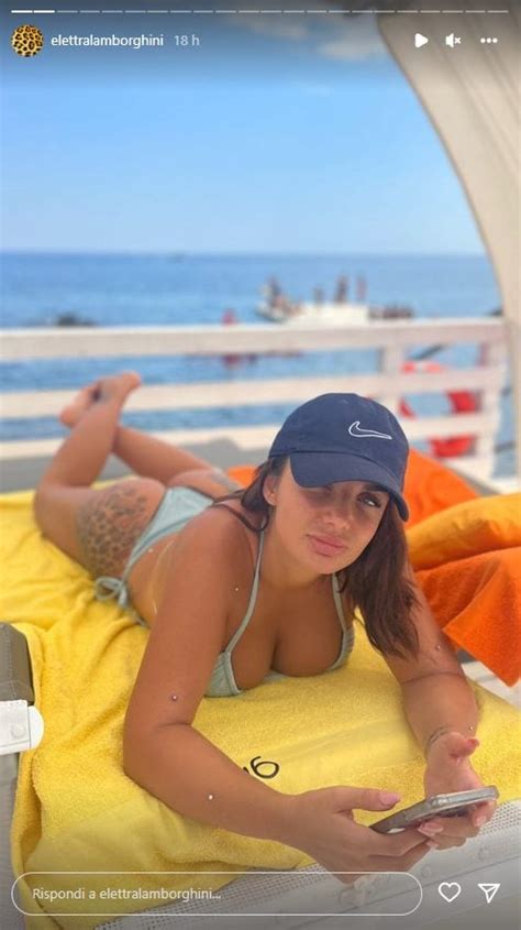 Elettra Lamborghini Si Gode La Sicilia In Spiaggia Sfoggia Il Bikini