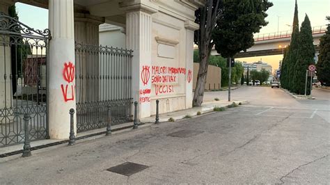 Bari Vandali No Vax Imbrattano L Ingresso Del Cimitero