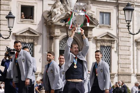 Calcio Chiellini Si Ritira Sei Stato Il Viaggio Pi Bello Il