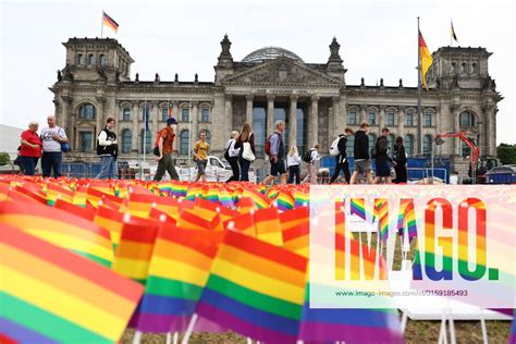 Ein See Von Regenbogenfahnen Steht Am Internationalen Tag Gegen Homo