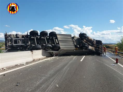 Sucesos El vuelco de un camión en la A 3 a su paso por Utiel obliga a