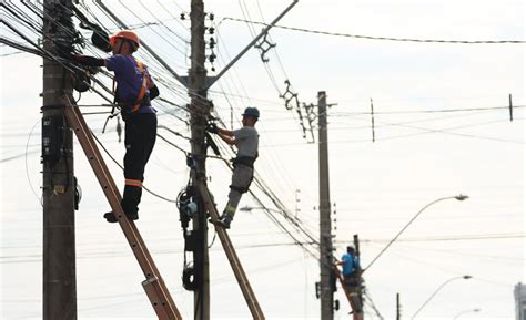 Começa mutirão para retirada de cabos soltos dos postes em Osório