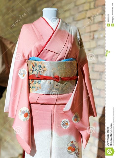 Traje Do Quimono Da Mulher No Manequim Vestido Tradicional De Maiko Do