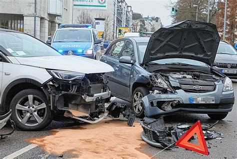 Schwerer Unfall Hoher Sachschaden Und Verletzte Blick Chemnitz