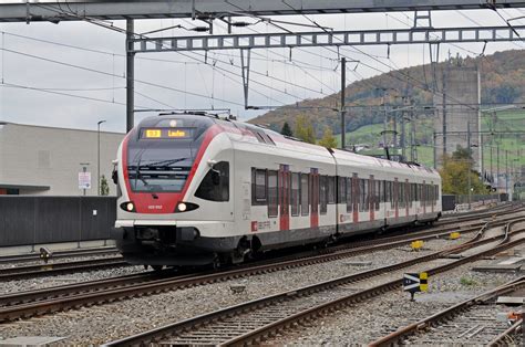 RABe 523 052 auf der S3 fährt beim Bahnhof Sissach ein Bahnbilder de