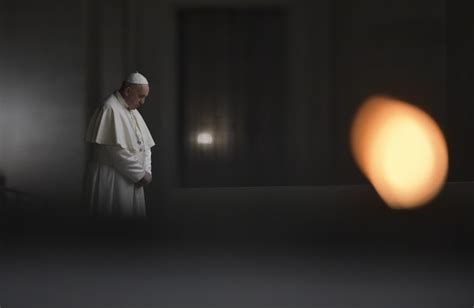 Papa Alla Via Crucis Da Solo In Silenzio Sul Sagrato Guardando Il