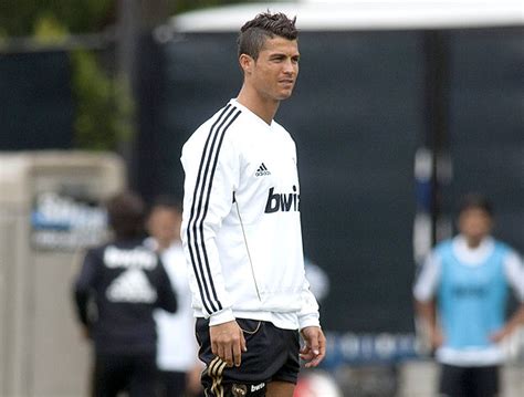 Futebolsegundo Cristiano Ronaldo Muda O Visual E Adota Moicano Estilo