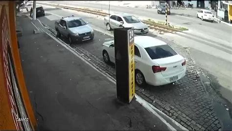 Vídeo Carro estanca em linha férrea e é atingido por trem na Grande