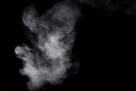 humo blanco sobre fondo negro para un efecto de superposición un