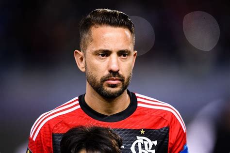 Situação contratual de Everton Ribeiro e colorado aguarda definição