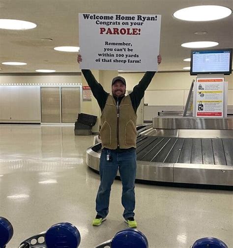 40 Funny Airport Pickup Signs That Made For An Unforgettable Welcome