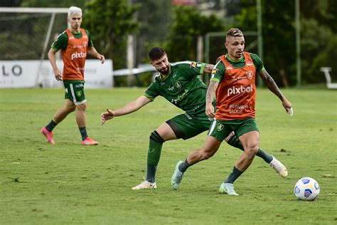 América MG treina em Belo Horizonte e embarca para confronto direto