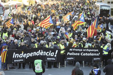 Personas A La Manifestacion Catalanista De Barcelona Pa S N Stre