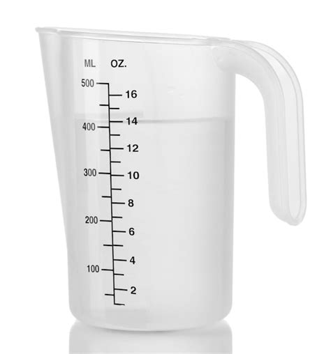 Taza Medidora Con Agua Aislada En Blanco Foto Premium