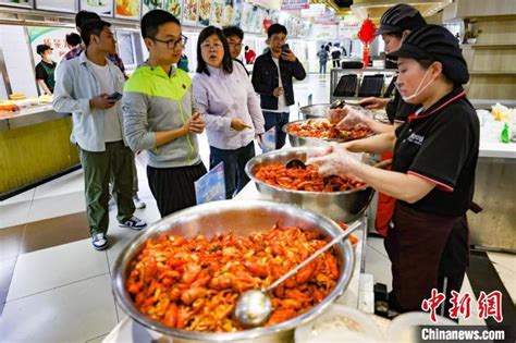 又是别人家的学校 南京一高校龙虾盛宴登场 光明网