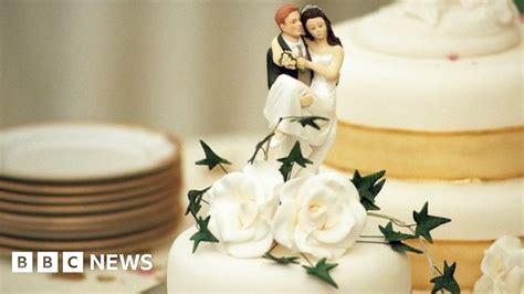 Guests' shock at $75 missed wedding bill - BBC News