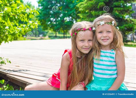 愉快的可爱的小女孩在温暖的夏日 库存图片 图片 包括有 孩子 少许 本质 绽放 绿色 童年 可爱 41226491