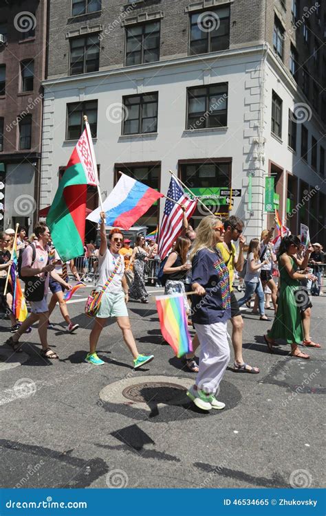 Participantes Americanos De Ruso Discurso De Lgbt Pride Parade En Ny Imagen Editorial Imagen