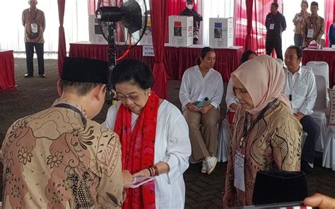 Megawati Mencoblos Di Tps Kebagusan Lihat Siapa Yang Mendampingi