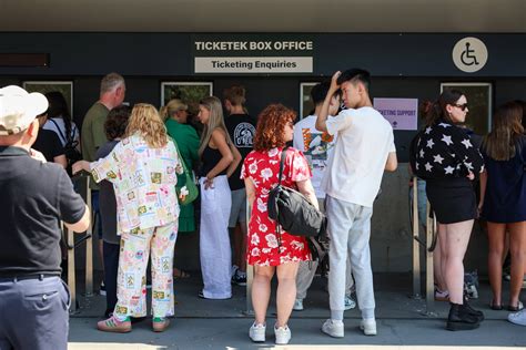 Footy fans flood 3AW talkback line following long queues for tickets