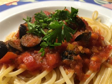 Spaghetti Mit Oliven Tomaten Kapern Und Sardellen