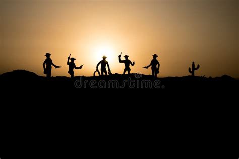 Conceito Do Vaqueiro Silhueta Dos Vaqueiros No Tempo Do Por Do Sol