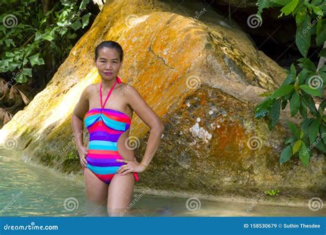 Mujer Hermosa En Bikini Y Cascada Imagen de archivo Imagen de exterior escénico 158530679