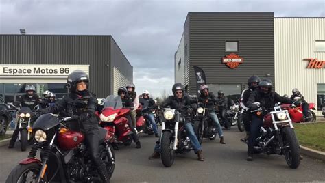 VIDÉO Une quarantaine de motards rendent hommage à Johnny Hallyday à