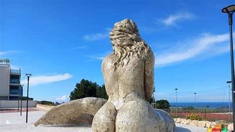 La Statua Di Una Sirena Provocante Nella Piazza Dedicata Al Premio