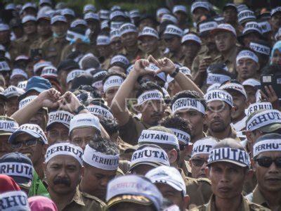 TUNTUT KENAIKAN GAJI ANTARA Foto