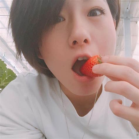 岩村菜々美さんのインスタグラム写真 岩村菜々美instagram「毎年恒例の いちご狩り 滑り込みセーフ！！ 玄関先にいた