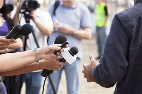 Entrevista De Los Medios Periodismo De La Difusión Rueda De Prensa