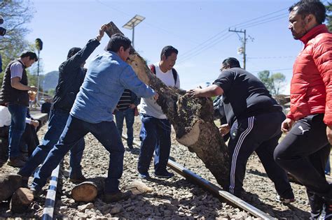 CNTE vuelve a bloquear vías del tren en Michoacán