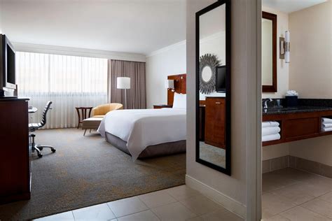 Hotel Near Burbank Airport - Hotel Rooms | Los Angeles Marriott Burbank ...