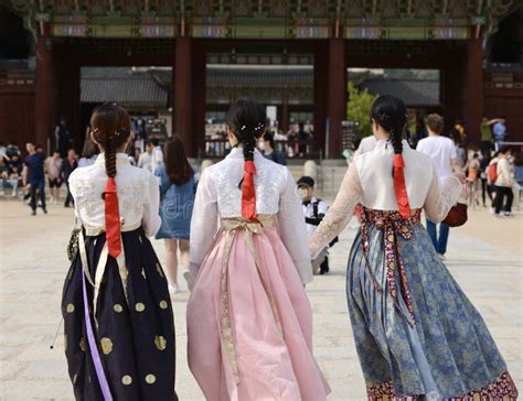 La Bella Donna Coreana Ha Vestito Hanbok Nel Palazzo Di Gyeongbokgung A