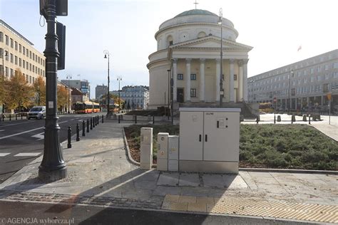 Plac Trzech Krzyży w Warszawie Na środku stanęły cztery święte skrzynki