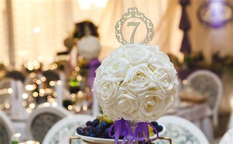 Décoration au mariage dans des couleurs blanches et violettes un