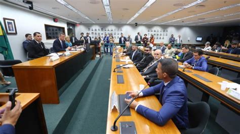 Deputados criticam ausência de Dino e pedem impeachment do ministro