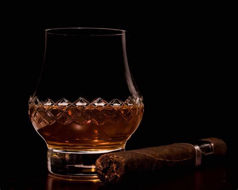 5 Best Ts For Cigar Lovers A Gentlemans Trove