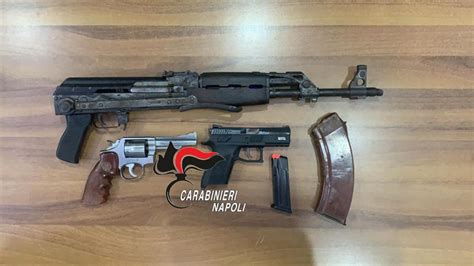 Kalashnikov E Pistole In Un Deposito Nel Rione Salicelle Di Afragola