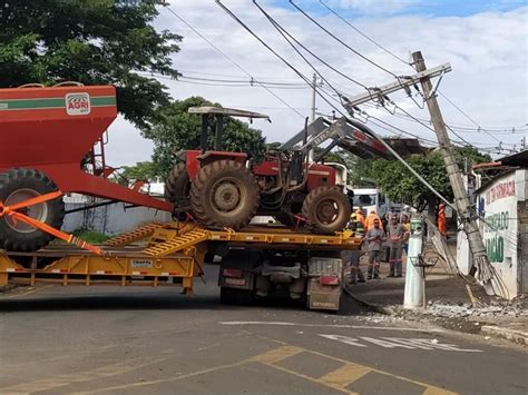 Caminh O Enrosca Em Fia O E Derruba Postes Em C Ssia Jornal Folha