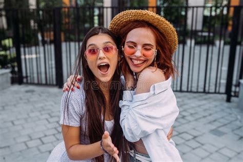 Deux Petites Amies Qui S Amusent Et Foirent Photo Stock Image Du Joie