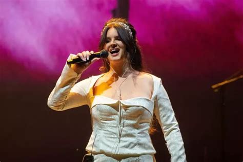 Fans Fury As Lana Del Rey S Glastonbury Set Cut Off Early After She Arrived 30 Mins Late Irish