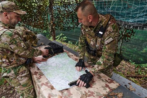 un muy entrenado militar unidad elabora estrategias y organiza un