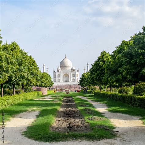 Taj Mahal one of the wonder of the world view from Mehtab Bagh garden ...