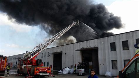 ULTIM ORA BRUTTO INCENDIO NELLA ZONA INDUSTRIALE DI TEVEROLA UNA