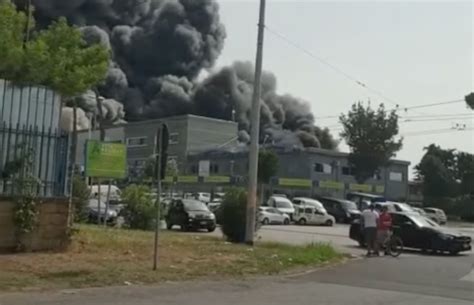 Incendio Capannone Teverola Carinaro Fumo Visibile Fino A Caserta